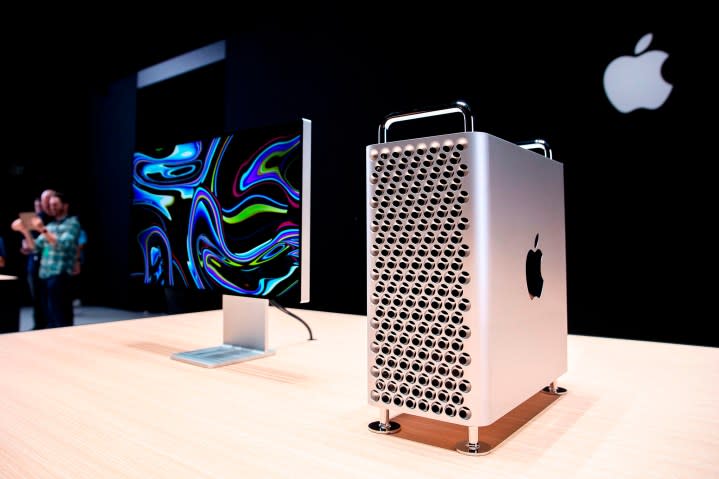 La nueva Mac Pro de Apple se exhibe en la sala de exposición durante la Conferencia Mundial de Desarrolladores de Apple (WWDC).