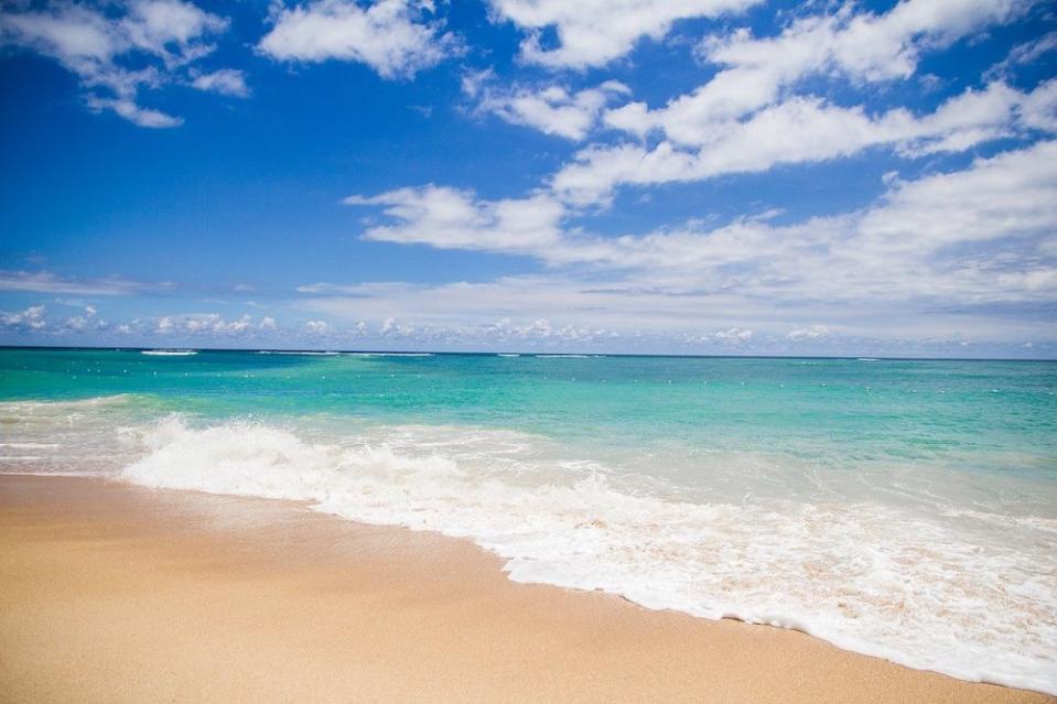 沙灘(Photo Credit:I nutraveller@pixabay.com, License CC0，圖片來源：https://pixabay.com/zh/photos/background-beach-beautiful-beauty-2413081/)