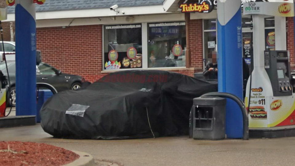 圖 / Chevrolet Corvette C8偽裝車最近又被拍到了，這次是在密西根州與紐伯格林附近的一座加油站被發現。