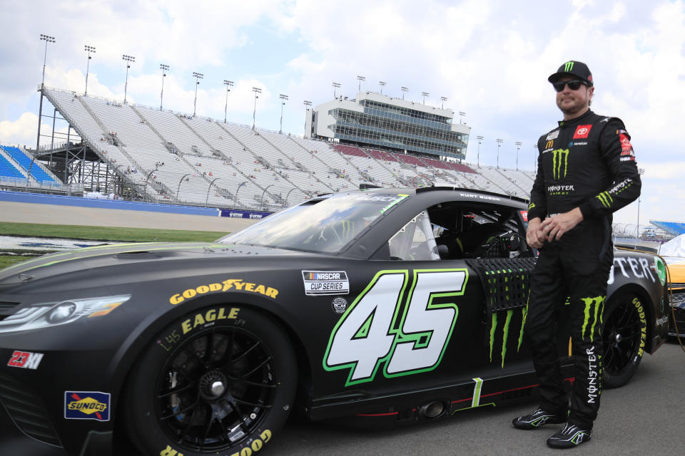 NASHVILLE, TN - 25 DE JUNIO: Kurt Busch (#45 23XI Racing Monster Energy Toyota) observa la acción en la calle de pits durante la calificación para el segundo Ally 400 anual el 25 de junio de 2022 en Nashville SuperSpeedway en Nashville, TN.  (Foto de Jeff Robinson/Icon Sportswire vía Getty Images)