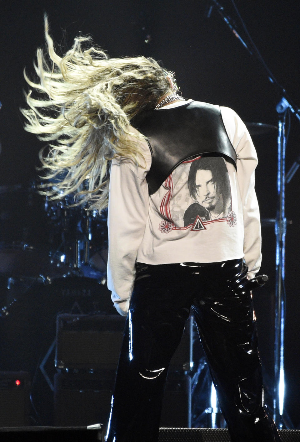 Miley Cyrus luce una chaqueta con la imagen del difunto rockero Chris Cornell mientras canta en un concierto en su memoria, "I Am The Highway: A Tribute to Chris Cornell", el miércoles 16 de enero del 2019 en The Forum, en Inglewood, California. (Foto por Chris Pizzello/Invision/AP)