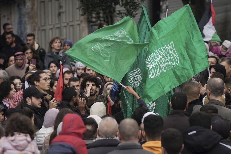 Manifestantes palestinos ondean banderas de Hamas y gritan consignas durante una protesta tras el asesinato de Saleh Arouri, en Beirut, en la ciudad de Ramallah, Cisjordania, el miércoles 3 de enero de 2024. 