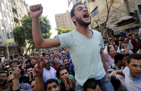 Egyptian protesters shout slogans against President Abdel Fattah al-Sisi and the government during a demonstration protesting the government's decision to transfer two Red Sea islands to Saudi Arabia, in front of the Press Syndicate in Cairo, Egypt, April 15, 2016. REUTERS/Amr Abdallah Dalsh