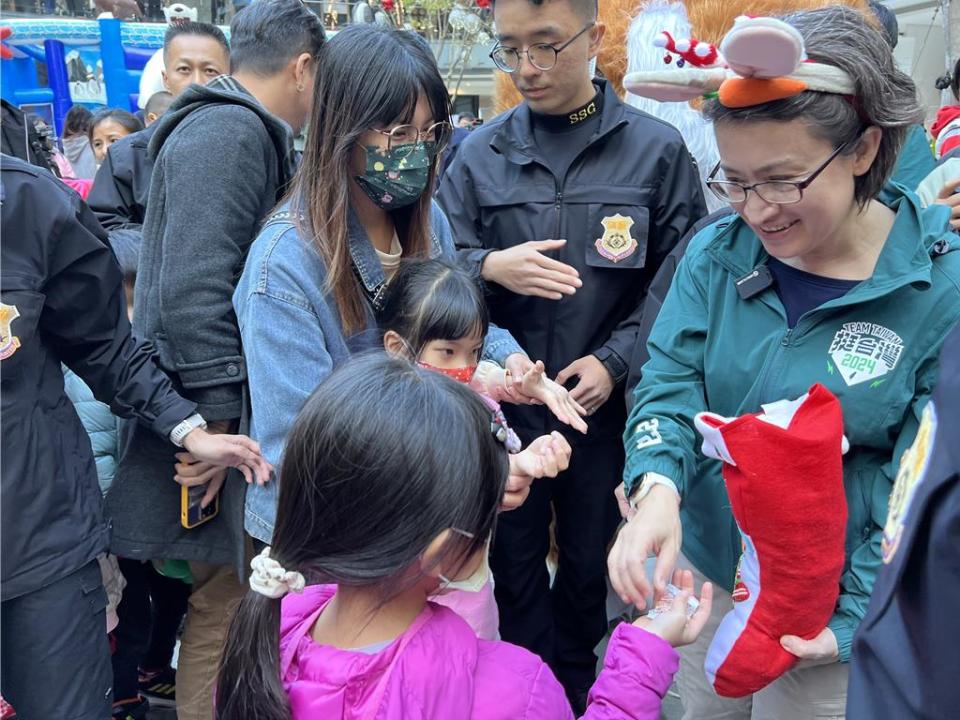 民進黨總統候選人蕭美琴16日參加耶誕說故事活動，發送糖果給小朋友。(林欣儀攝)
