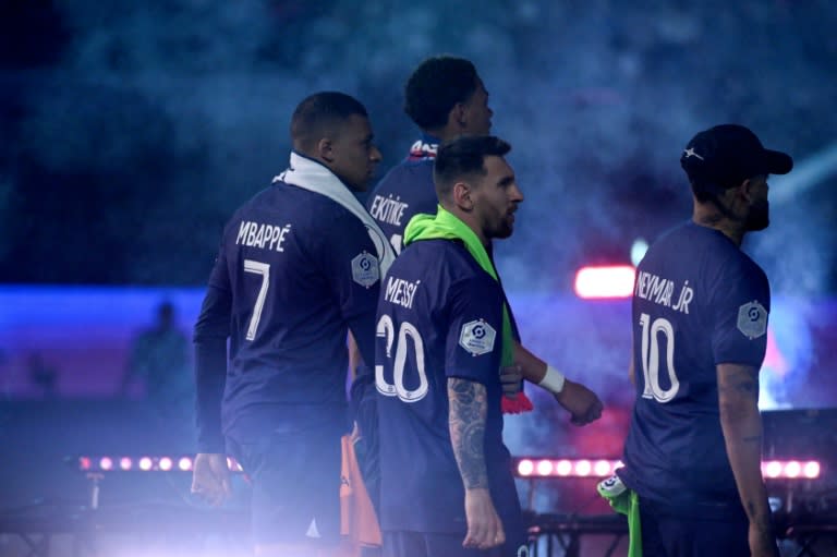 De gauche à droite, les joueurs Kylian Mbappé, Lionel Messi et Neymar après avoir célébré le titre de champion de France de Ligue 1 2022-2023 du Paris Saint-Germain, au stade du Parc des Princes, à Paris, le 3 juin 2023 (Alain JOCARD)
