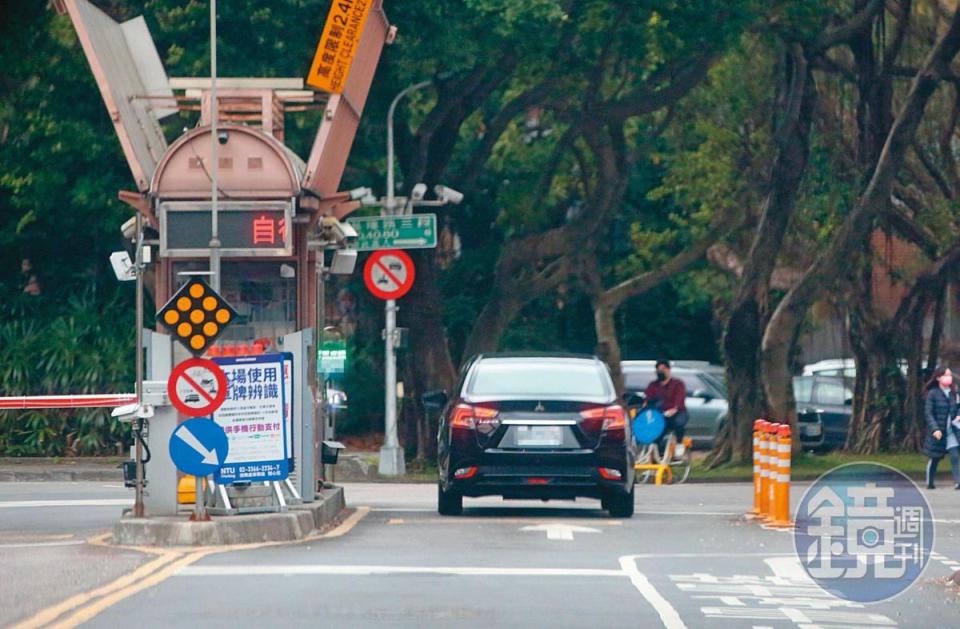 2023/1/31上午09：13，運安會公務車司機常替主委楊宏智跑腿，幾乎每天都會開車進台灣大學。