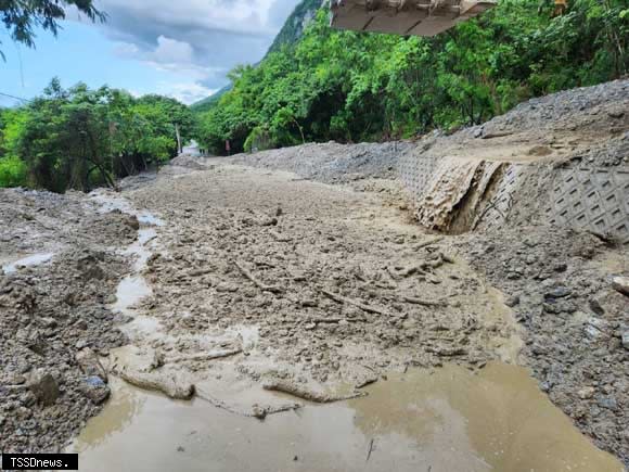 蘇花公路崇德路段山區因強降雨，再度發生土石泥流道路阻斷，預估延至七月三日下午二時搶通。（圖：公路局提供）