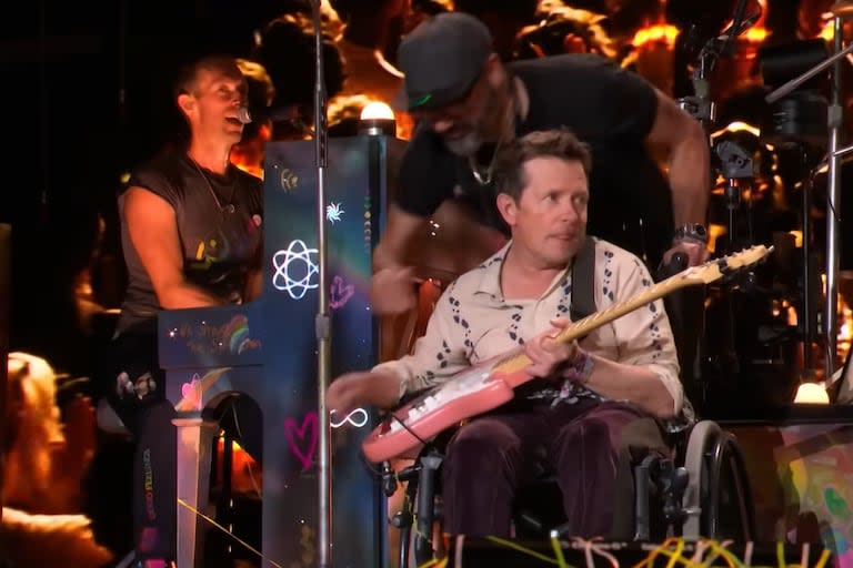 Michael Fox en el escenario junto a Coldplay en Glastonbury 