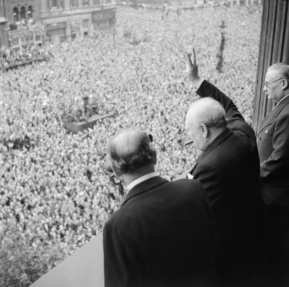 40 Photos Capturing the Day World War II Ended