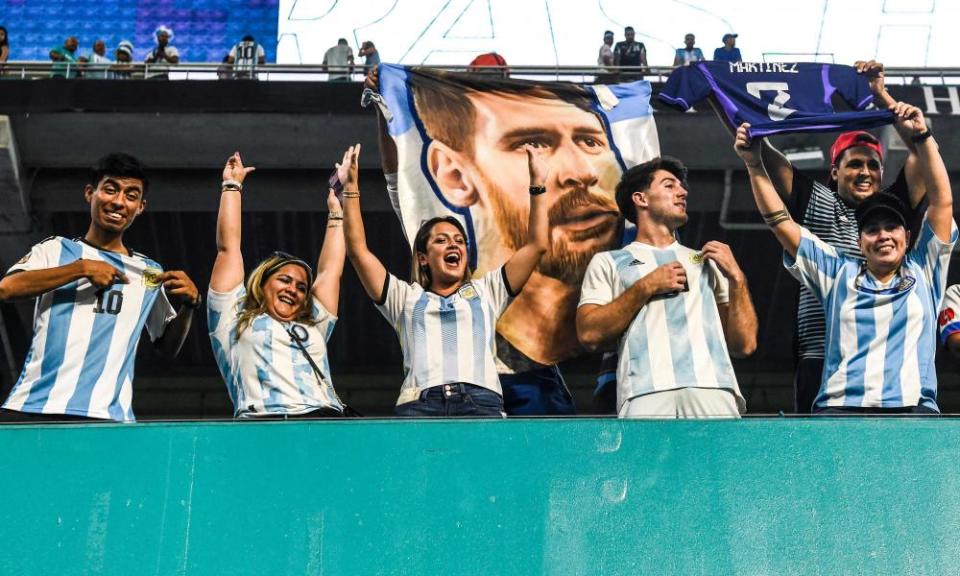Argentina fans pay tribute to Lionel Messi after the victory against Honduras in Miami.