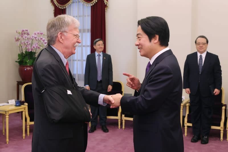 <cite>美國前國安顧問波頓（John Bolton）被北京制裁後，訪台受到高規格禮遇，在總統府會見副總統賴清德並進行會談。（總統府官網）</cite>