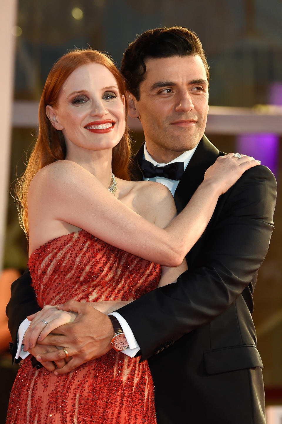 Jessica Chastain y Oscar Isaac se abrazan en la alfombra roja de Venecia. (Foto: Marilla Sicilia / Getty Images)