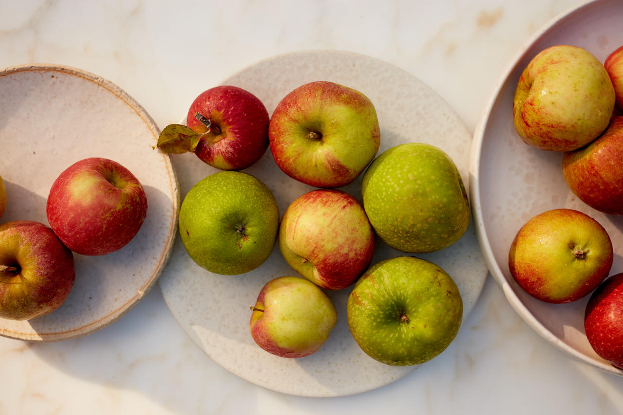 Una mezcla de manzanas blandas y crujientes en Los Hamptons, Nueva York, el 5 de noviembre de 2020. Estilista de alimentos: Susan Spungen. (Johnny Miller/The New York Times)