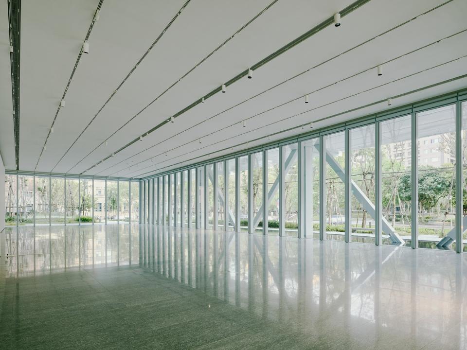 美術館一樓「水景展廳」挑高六米、無立柱阻隔，三面玻璃帷幕設計使其具備穿透與輕盈，與戶外的自然植層和淺水池面相互映射流動，展現視覺連接與開闊的展場空間。（攝影：Lucas K. Doolan）富邦提供