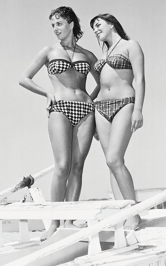 The sisters in Italy, where Joan was filming, in 1954 - Getty