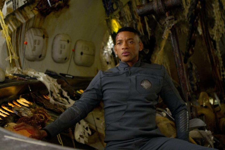 Um ihre problematische Beziehung zu kitten, unternimmt Cypher (Will Smith, Bild) mit seinem Sohn Kitai (Jaden Smith) einen Weltraum-Ausflug. Doch etwas geht schief auf ihrer Reise. Das Raumschiff stürzt auf einen Planeten, der seit 1.000 Jahren unter Quarantäne steht. Alles, was darauf lebt, hat nur ein Ziel: Menschen töten. Als einzige Überlebende müssen Vater und Sohn nun zusammenarbeiten. (Bild: Sony)