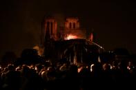 <p>Une image symbolique de cette triste soirée du 15 avril : en premier plan, les curieux ébahis, et au fond, la cathédrale qui s’embrase. </p>