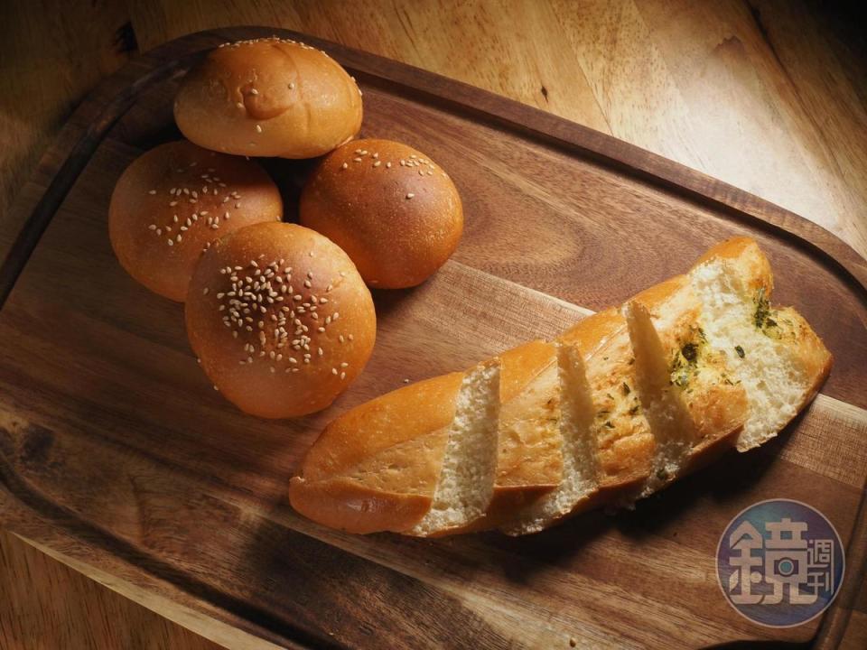 家樂福的麵包採用空白麵粉、天然奶油製成，在意添加物者，選購時可認明「AA無添加驗證標章」。