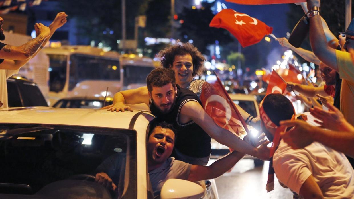 Anhänger des Oppositionskandidaten Imamoglu jubeln über dessen Wahlsieg. Foto: Lefteris Piarakis/AP