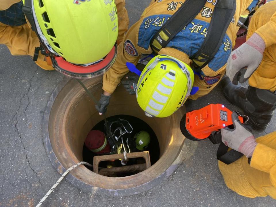 台中市第十三期市地重劃工程整合標昨日進行汙水漏水性試驗，有兩名工人掉落立坑，消防人員獲報到場進行搶救。 （記者陳金龍翻攝）