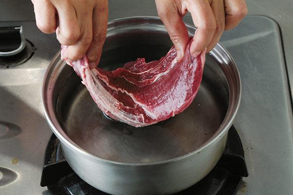 將豬或雞或牛肉切大塊放入冷水鍋中。