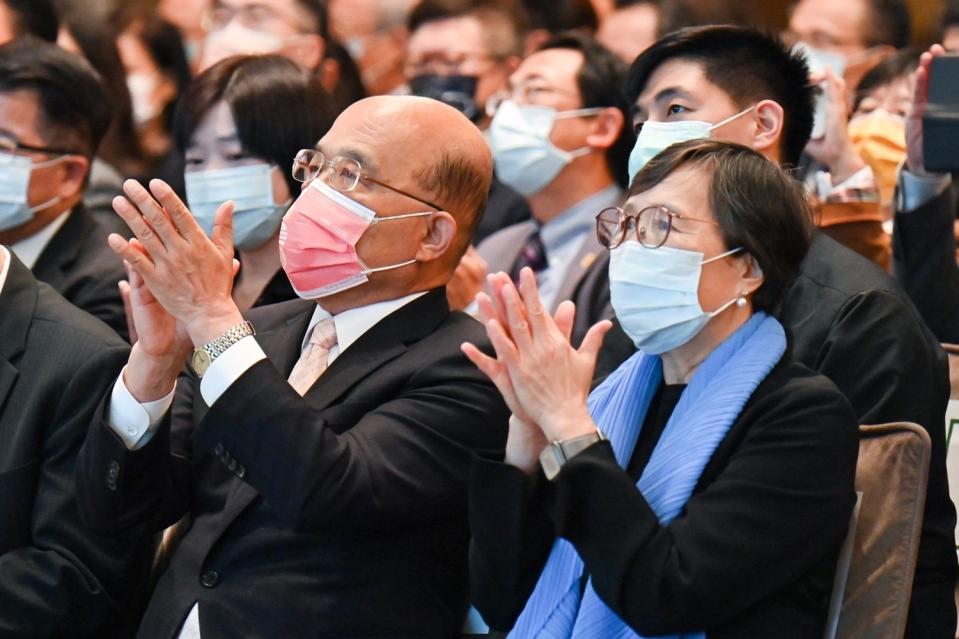 台灣觀光協會會長葉菊蘭（右）說，期盼觀光局升格為觀光署後，能往觀光立國和觀光主流化的目標更邁進一步。   圖：行政院提供