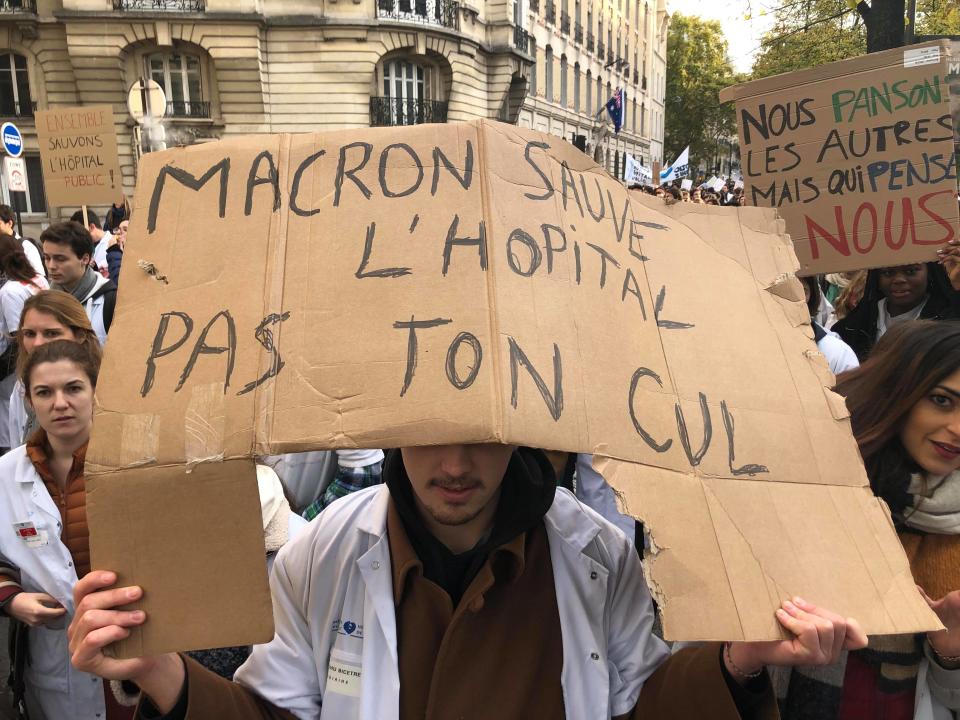 "Macron sauve l'hôpital, pas ton cul" (Crédit Yahoo)