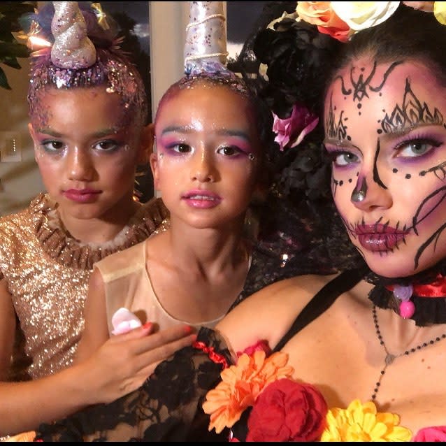 <p>Adriana Lima a posé avec ses deux petites filles. Si encore une fois, le thème “licorne” était à l’honneur, la magnifique jeune femme a pu mettre en avant son maquillage du jour. Crédit photo : Instagram adrianalima </p>