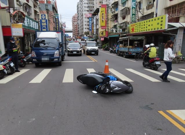 台中恐怖路口行人「撞」況頻傳　居民盼裝號誌燈示警