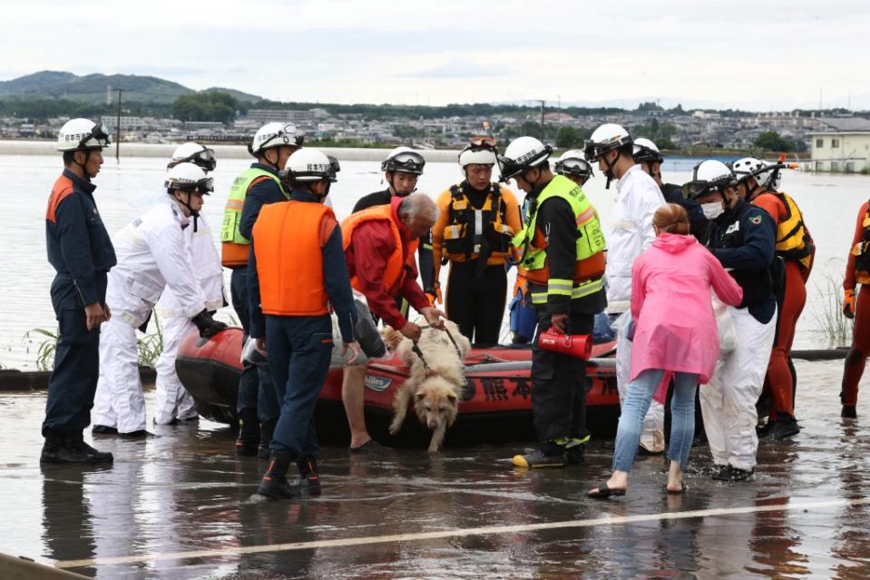 熊本縣益城町洪水氾濫地區，消防局救援因暴雨而被隔離的當地居民。（圖／法新社）