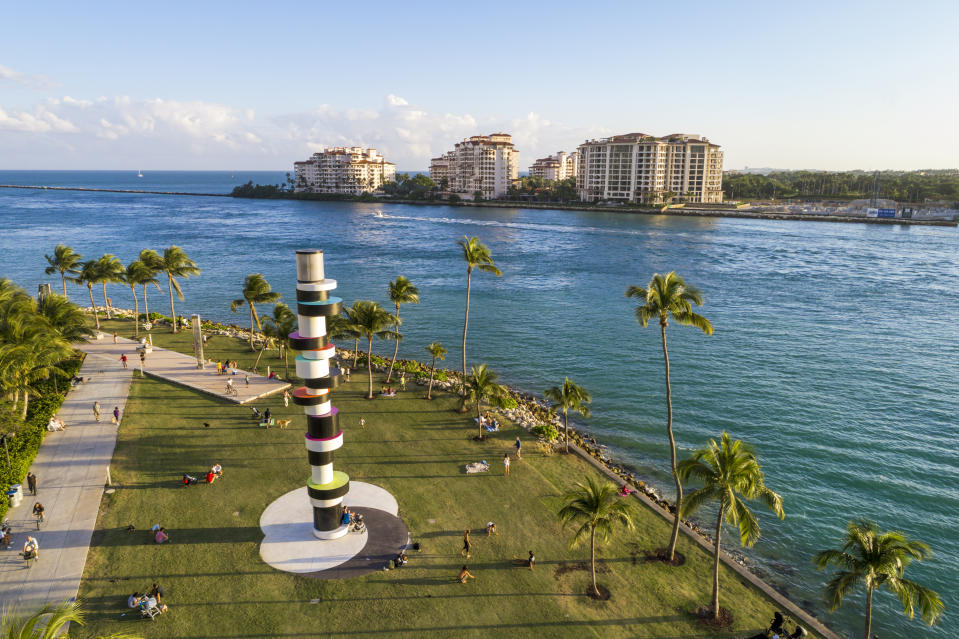 Apartamentos situados en Fisher Island vistos desde South Beach. El canal que aparece en la imagen es el que recorre todos los días el ferry que transportar a los residentes de la isla a tierra firme y donde se encontró el automóvil y el cuerpo de las dos mujeres que fallecieron en el accidente. (Foto: Jeffrey Greenberg/Universal Images Group via Getty Images)