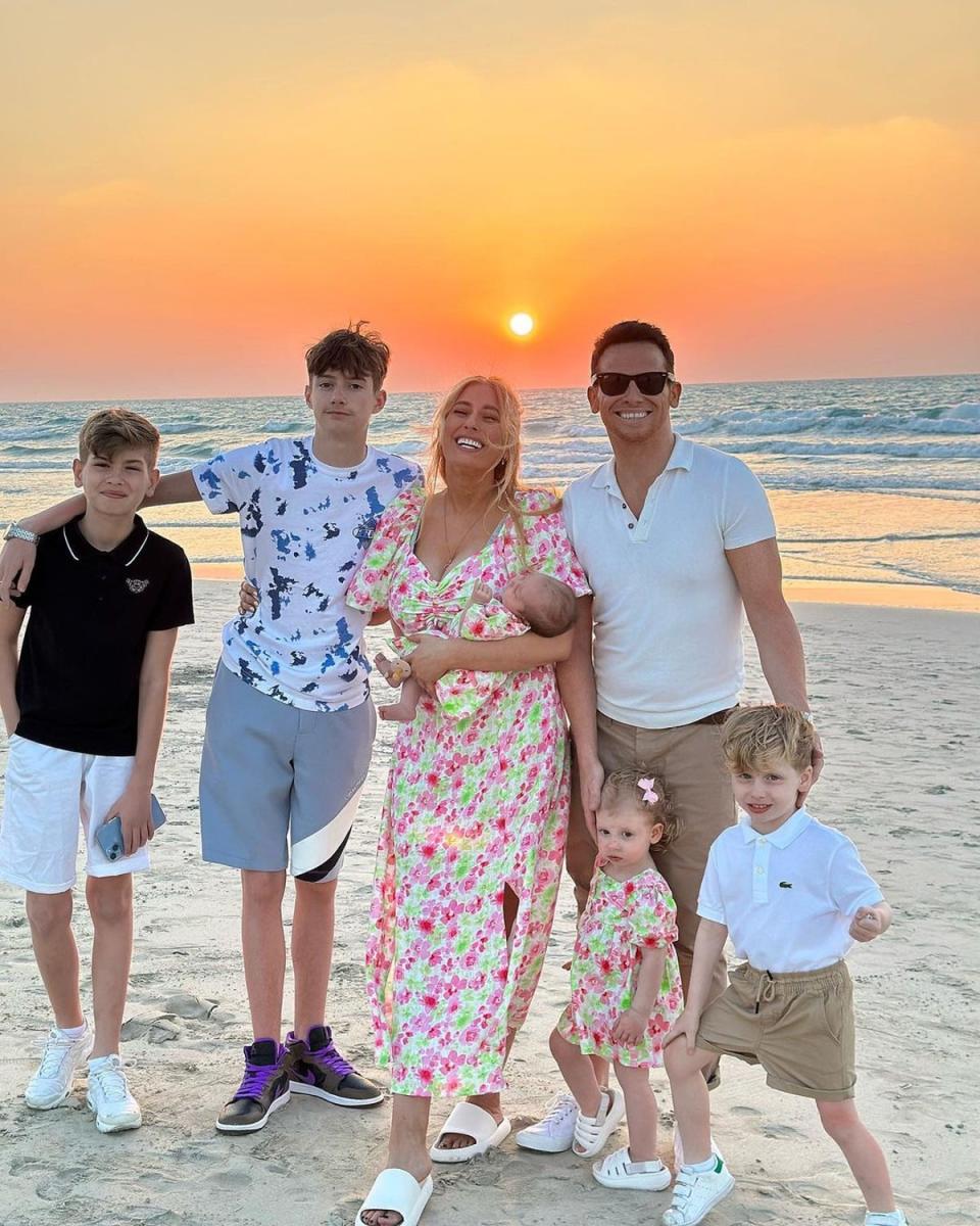 Joe Swash and Stacey Solomon with five of their six children (Instagram @staceysolomon)