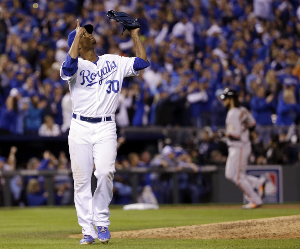 Yordano Ventura de los Reales de Kansas City tras completar la parte alta del séptimo inning ante los Gigantes de San Francisco en el sexto juego de la Serie Mundial, al martes 28 de octubre de 2014. (AP Foto/David J. Phillip)