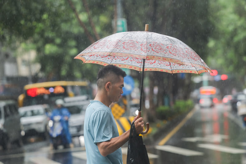 熱帶性低氣壓影響　北部留意大雨（2） 受到熱帶性低氣壓外圍雲系及低壓帶影響，氣象署表 示，21日桃園以北及屏東地區有大雨發生機率，提醒 民眾留意。圖為民眾在台北市松山區撐傘外出。 中央社記者裴禛攝　113年9月21日 