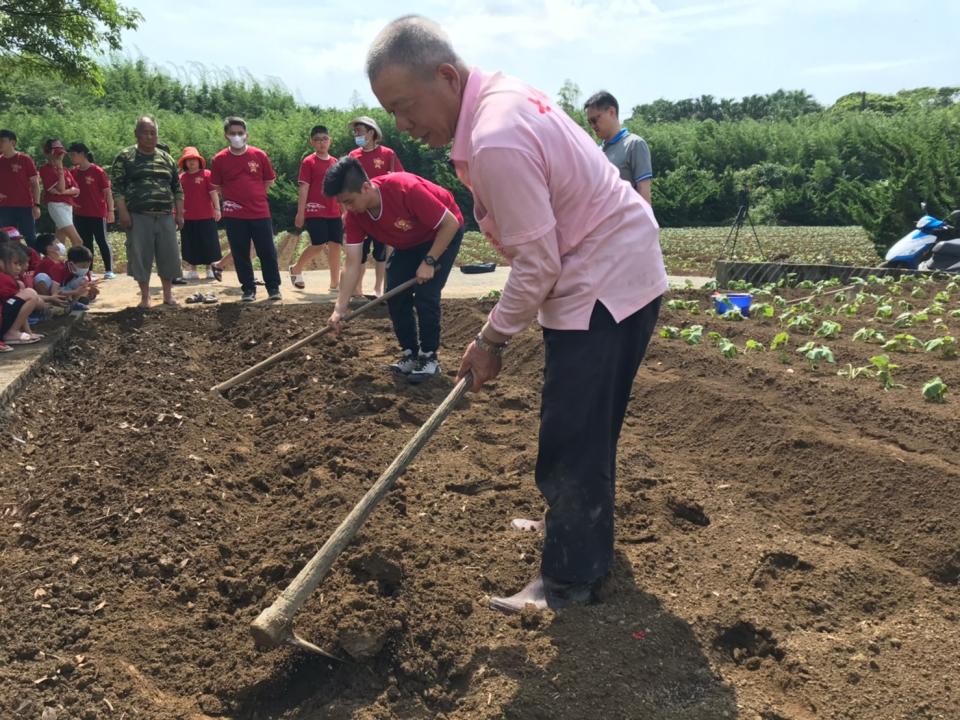 社區陸叔叔提供農地並教大坪國小孩子如何種地瓜，圖為高年級小朋友赤著腳實際試著如何隴土(資料照)