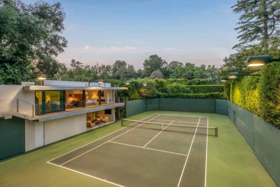 5) Pitt and Aniston added a tennis court when they renovated the home.