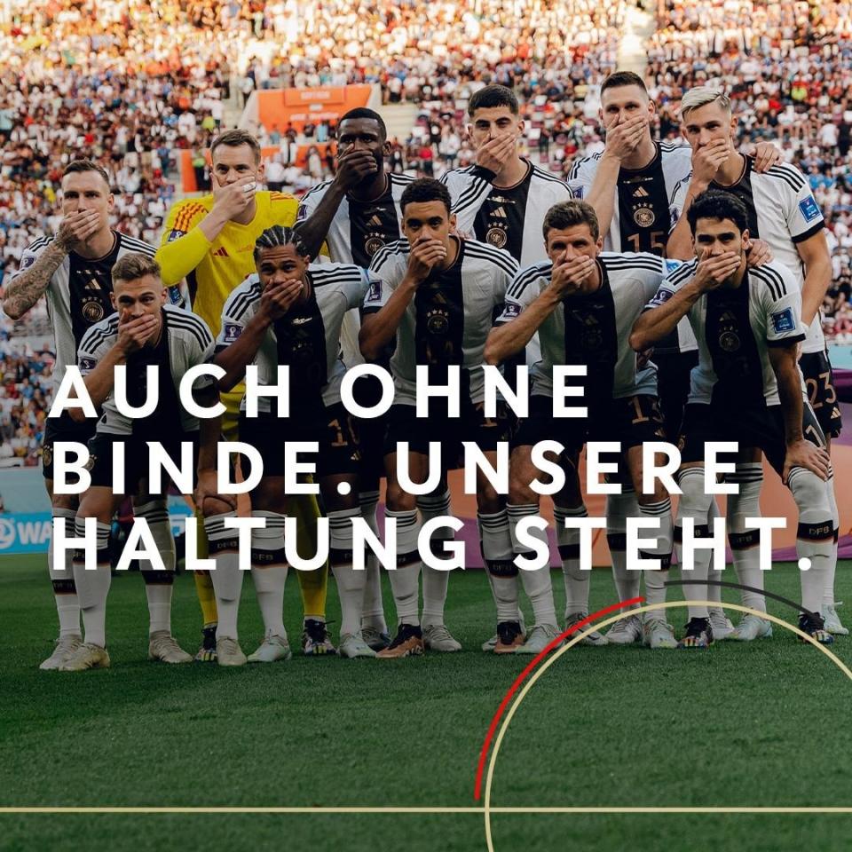 德國先發球員用手遮嘴合照。（圖取自德國足協推特）