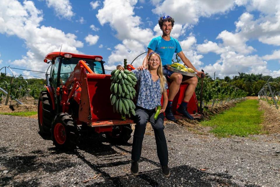 Rane Roatta, de 29 años, y Edelle Schlegel, de 25, fundadores de Miami Fruit, sostienen algunos de los productos que venden en línea desde su granja en Homestead, Florida. Miami Fruit, una empresa en línea que envía cajas de frutas a clientes de todo Estados Unidos y del mundo, usa las redes sociales para promover sus productos entre sus seguidores.