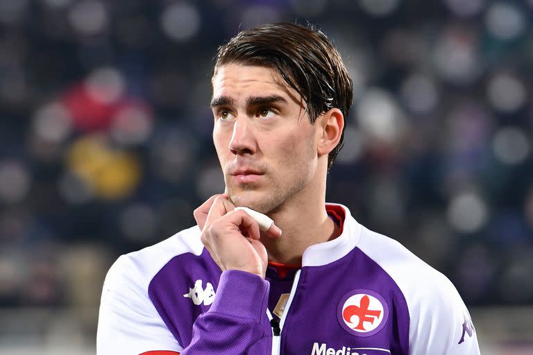 El goleador serbio Dusan Vlahovic dejará Fiorentina y se incorporará en Juventus; los hinchas de la Viola se sintieron muy molestos con la salida y le colgaron pancartas con insultos.