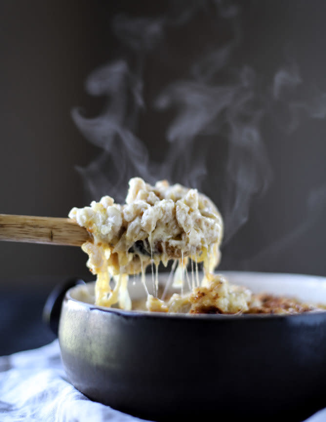 <strong>Get the <a href="http://www.howsweeteats.com/2016/10/gruyere-mac-and-cheese-with-caramelized-onions/" target="_blank">Gruyere Mac And Cheese with Caramelized Onions recipe</a>&nbsp;from How Sweet It Is</strong>
