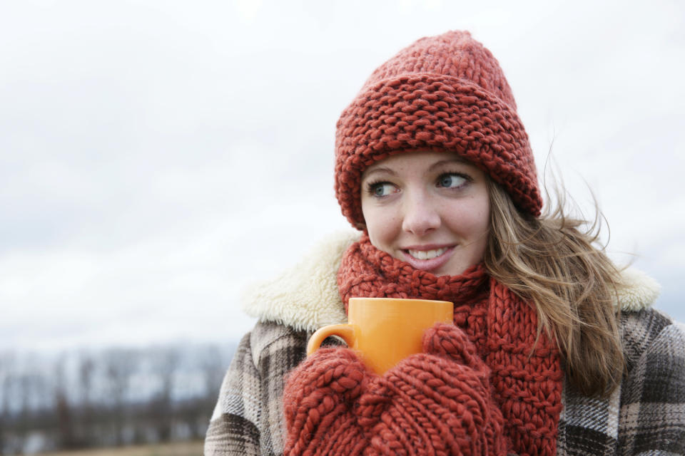 Un caldo de vegetales te ayudará a mantener la temperatura corporal adecuada al tiempo que te aporta la dosis de hidratación necesaria. (Foto: Getty)