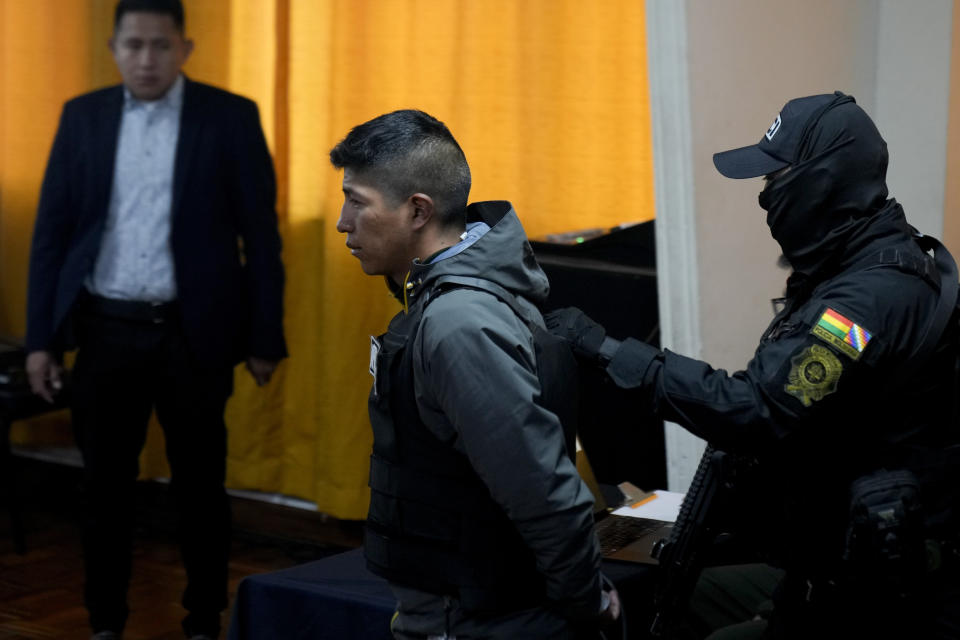 El sargento Alan Condori es presentado a la prensa esposado por la policía después de su arresto en La Paz, Bolivia, el viernes 28 de junio de 2024. (AP Foto/Juan Karita)