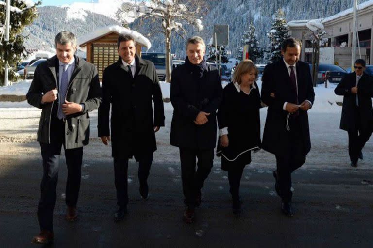 Marcos Peña, Sergio Massa y Mauricio Macri en Davos, el año pasado