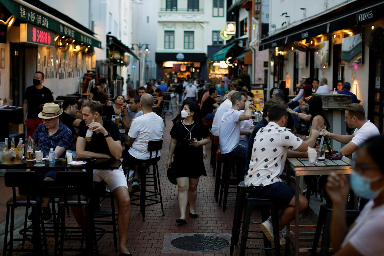 People dine at Boat Quay during the coronavirus disease (COVID-19) outbreak in Singapore September 24, 2021. REUTERS/Edgar Su