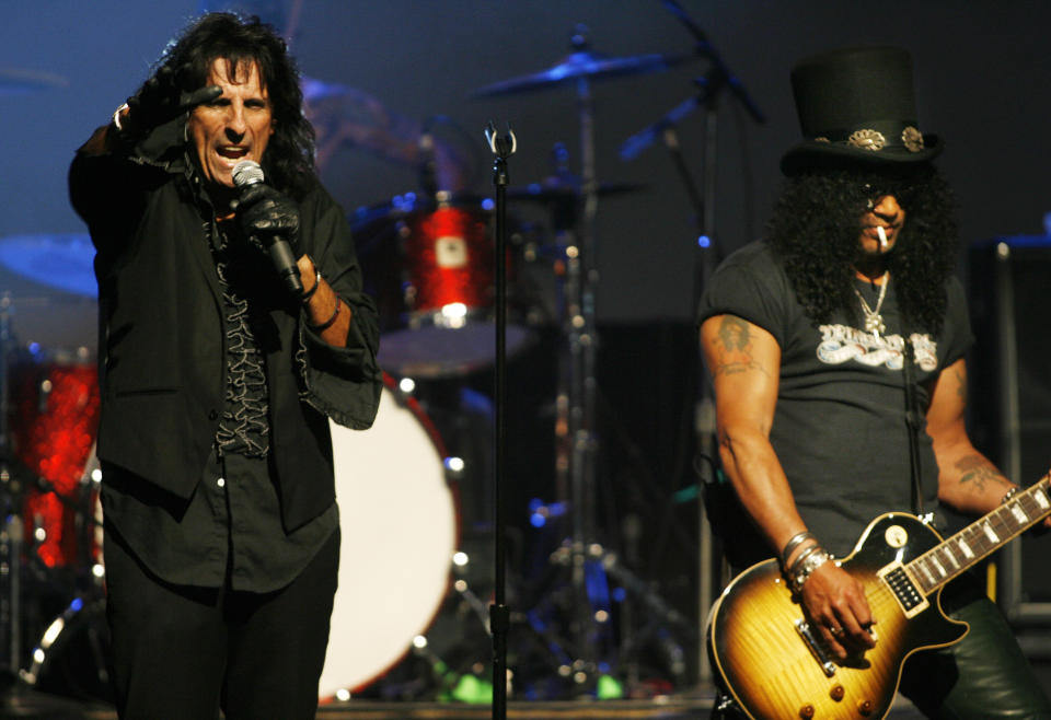 Rock star Alice Cooper (L) performs with rock guitarist Slash at the MusiCares MAP Fund benefit concert in Hollywood, California May 9, 2008. Cooper was honored with the Stevie Ray Vaughan Award for his support of MusiCares which provides access to addiction recovery treatment for members of the music community. REUTERS/Fred Prouser                (UNITED STATES)