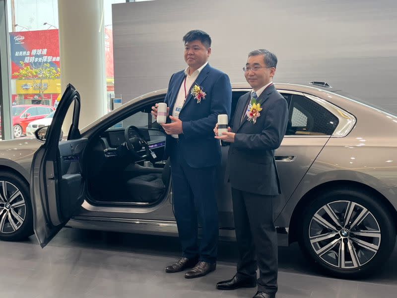 ▲BMW新莊展示中心也加裝UVC LED設備，並且送給購車車主輕便型空氣除菌機。（圖／記者鍾怡婷攝）