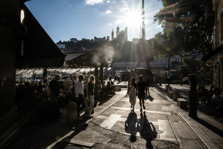 Unos surtidores vaporizan agua en la terraza de un café de Lyon para refrescar a los clientes por el fuerte calor, el 22 de julio de 2024 en la ciudad francesa (Arnaud Finistre)