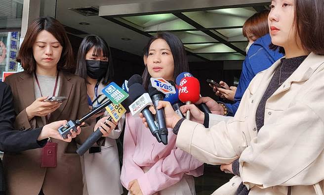 國民黨台北市議員徐巧芯揭露費鴻泰的支持者、信義區里長張海秋，疑似包車載運黨員到投票所進行黨員投票。（丁上程攝）