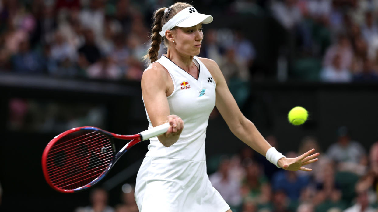  Elena Rybakina hits a forehand at Wimbledon 