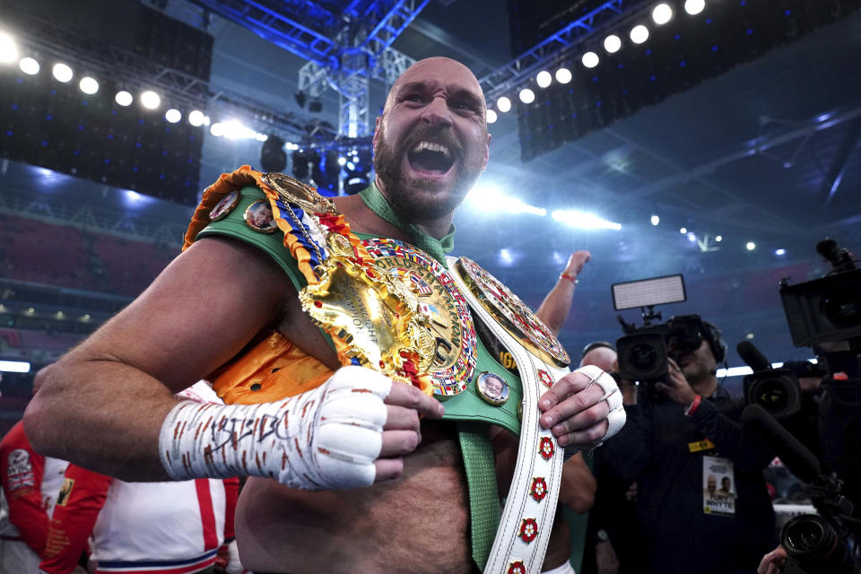 El británico Tyson Fury celebra después de vencer al británico Dillian Whyte para ganar su pelea de boxeo por el título de peso pesado del CMB en el estadio de Wembley en Londres, el sábado 23 de abril de 2022. (Nick Potts/PA vía AP)